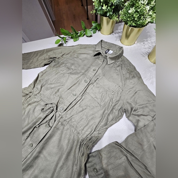 NWOT H&M (DIVIDED) Jolie robe chemisier neuve vert kaki ajustable à la taille - Picture 3 of 7